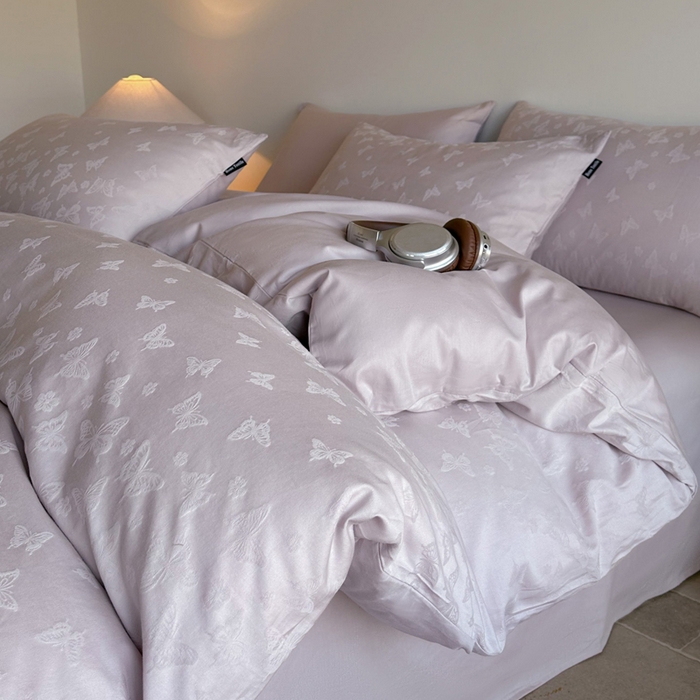 91家纺网 家纺一手货源 找家纺 卧趣家纺 2026新款A类60S贡缎提花全棉四件套 蝶音之舞-紫