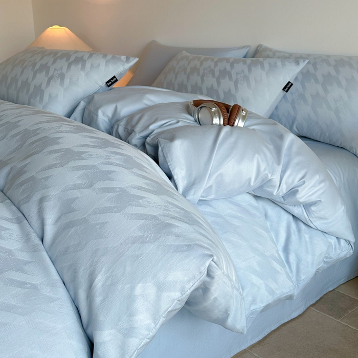 91家纺网 家纺一手货源 找家纺 卧趣家纺 2026新款A类60S贡缎提花全棉四件套 千羽-蓝