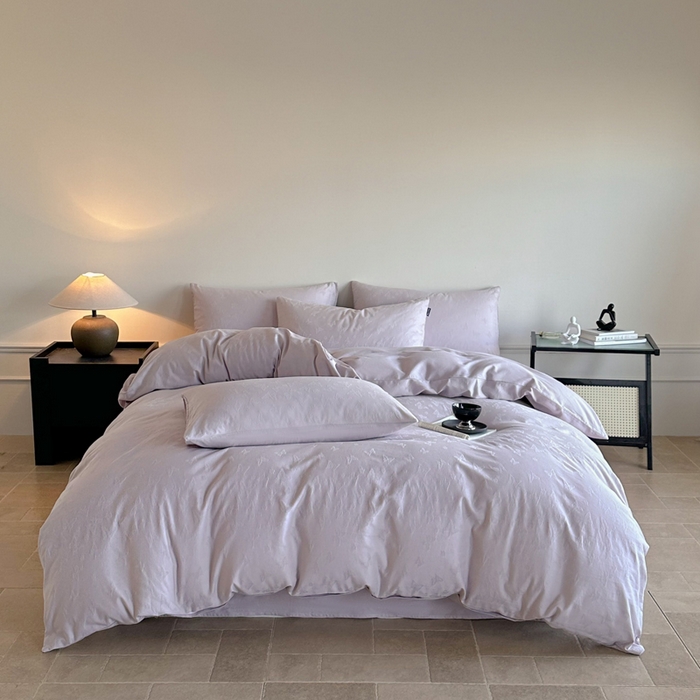 91家纺网 家纺一手货源 找家纺 卧趣家纺 2026新款A类60S贡缎提花全棉四件套 蝶音之舞-紫