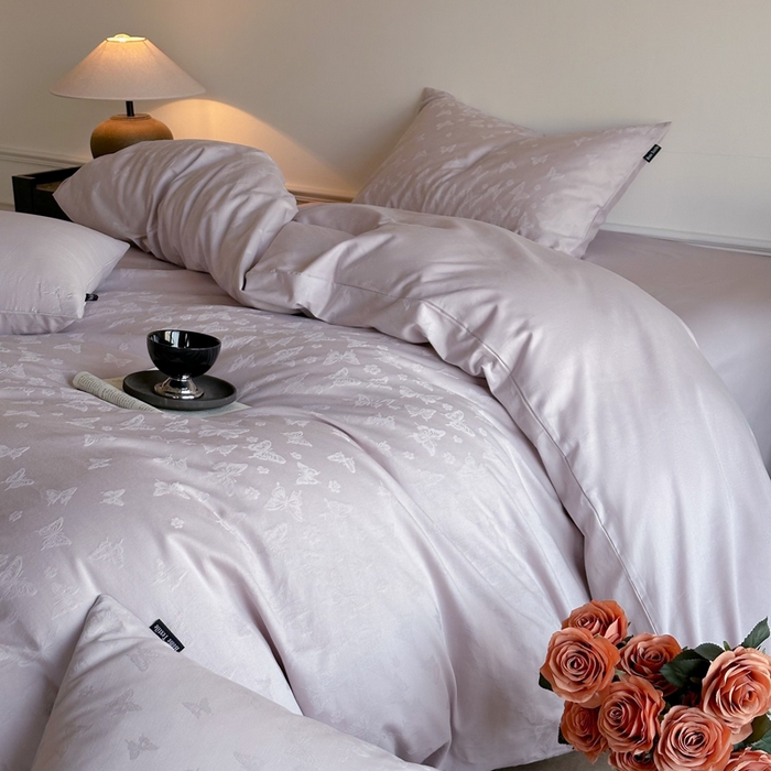 91家纺网 家纺一手货源 找家纺 卧趣家纺 2026新款A类60S贡缎提花全棉四件套 蝶音之舞-紫