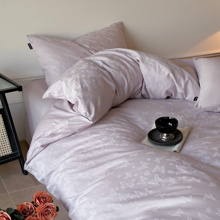 91家纺网 家纺一手货源 找家纺 卧趣家纺 2026新款A类60S贡缎提花全棉四件套 蝶音之舞-紫