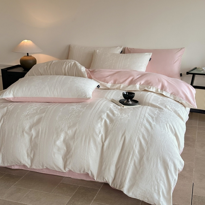 91家纺网 家纺一手货源 找家纺 卧趣家纺 2026新款A类60S贡缎提花全棉四件套 花漾甜心-米