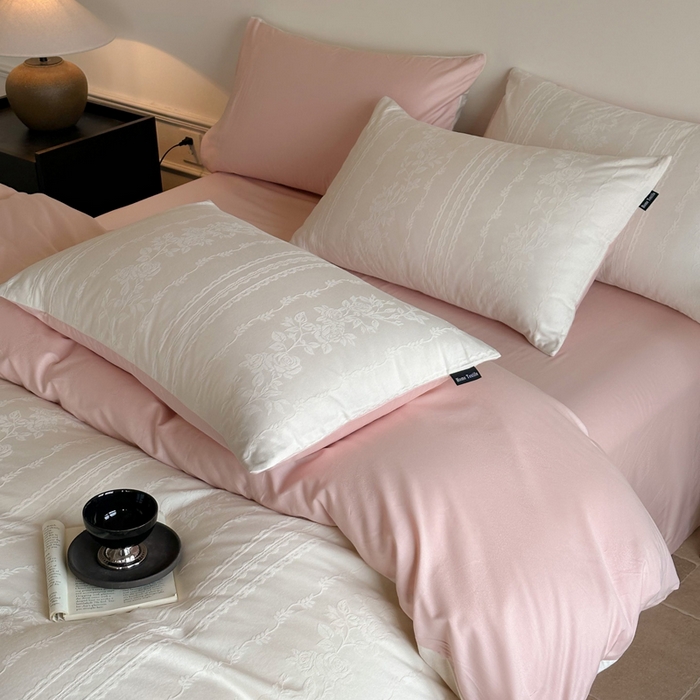 91家纺网 家纺一手货源 找家纺 卧趣家纺 2026新款A类60S贡缎提花全棉四件套 花漾甜心-米