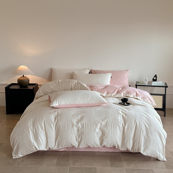 91家纺网 家纺一手货源 找家纺 卧趣家纺 2026新款A类60S贡缎提花全棉四件套 花漾甜心-米