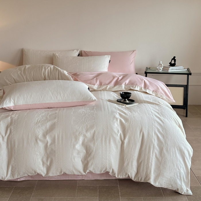 91家纺网 家纺一手货源 找家纺 卧趣家纺 2026新款A类60S贡缎提花全棉四件套 花漾甜心-米