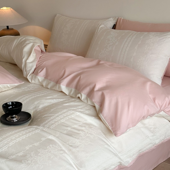 91家纺网 家纺一手货源 找家纺 卧趣家纺 2026新款A类60S贡缎提花全棉四件套 花漾甜心-米