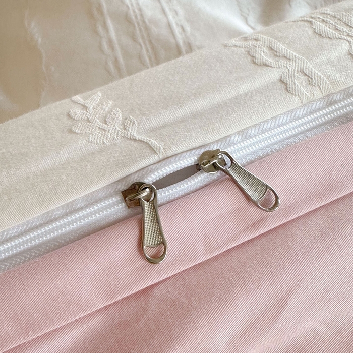 91家纺网 家纺一手货源 找家纺 卧趣家纺 2026新款A类60S贡缎提花全棉四件套 花漾甜心-米