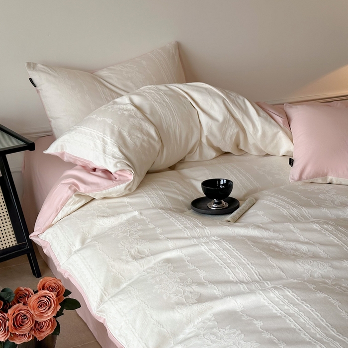 91家纺网 家纺一手货源 找家纺 卧趣家纺 2026新款A类60S贡缎提花全棉四件套 花漾甜心-米