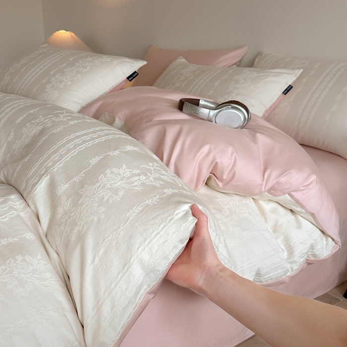 91家纺网 家纺一手货源 找家纺 卧趣家纺 2026新款A类60S贡缎提花全棉四件套 花漾甜心-米