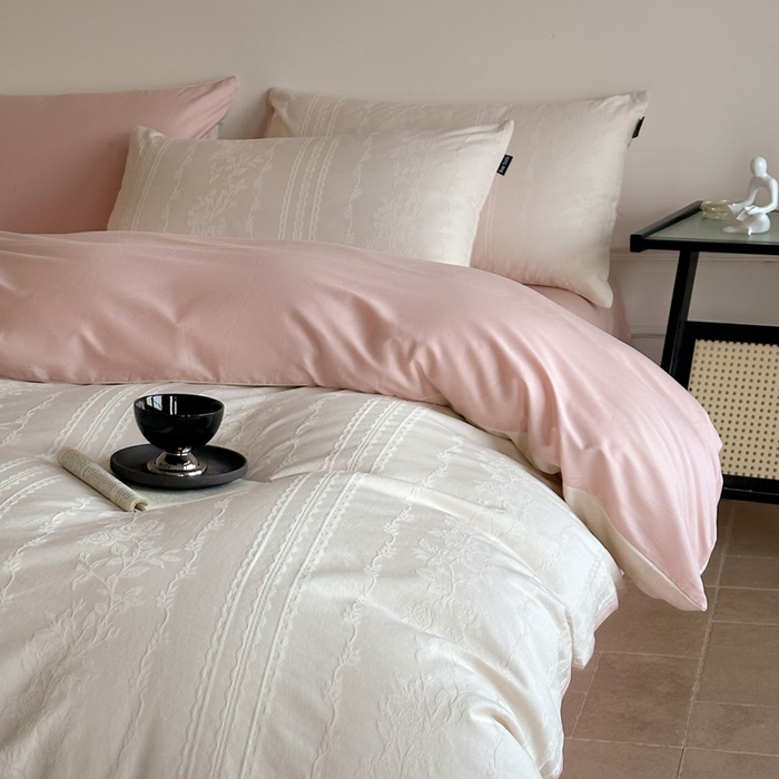 91家纺网 家纺一手货源 找家纺 卧趣家纺 2026新款A类60S贡缎提花全棉四件套 花漾甜心-米