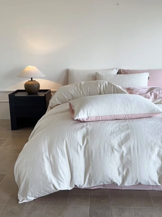 91家纺网 家纺一手货源 找家纺 卧趣家纺 2026新款A类60S贡缎提花全棉四件套 花漾甜心-米