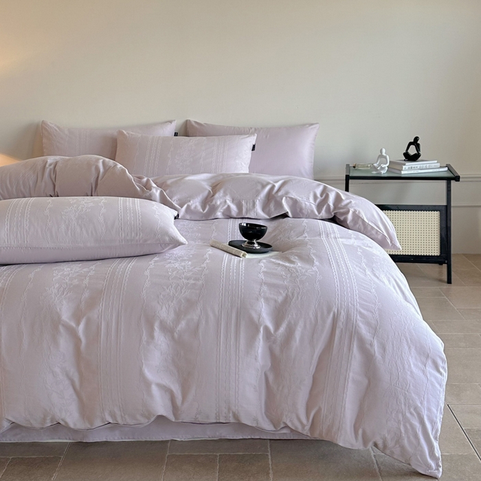 91家纺网 家纺一手货源 找家纺 卧趣家纺 2026新款A类60S贡缎提花全棉四件套 花漾甜心-紫