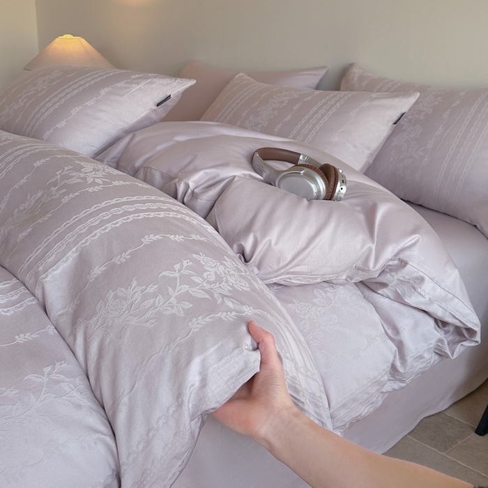 91家纺网 家纺一手货源 找家纺 卧趣家纺 2026新款A类60S贡缎提花全棉四件套 花漾甜心-紫