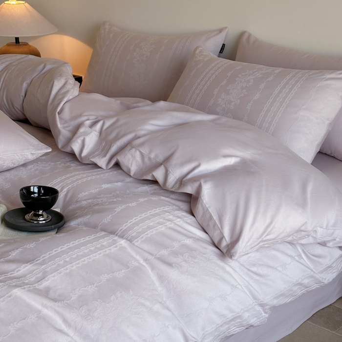 91家纺网 家纺一手货源 找家纺 卧趣家纺 2026新款A类60S贡缎提花全棉四件套 花漾甜心-紫