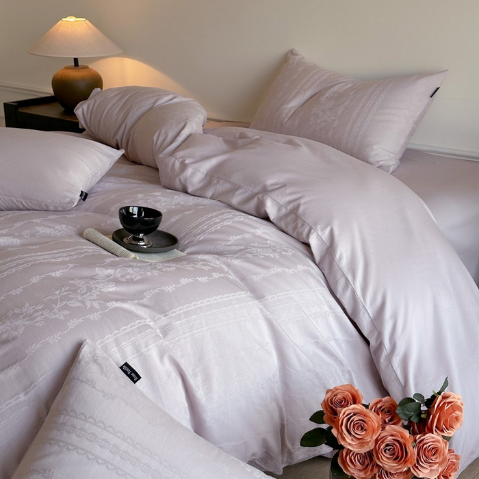 91家纺网 家纺一手货源 找家纺 卧趣家纺 2026新款A类60S贡缎提花全棉四件套 花漾甜心-紫