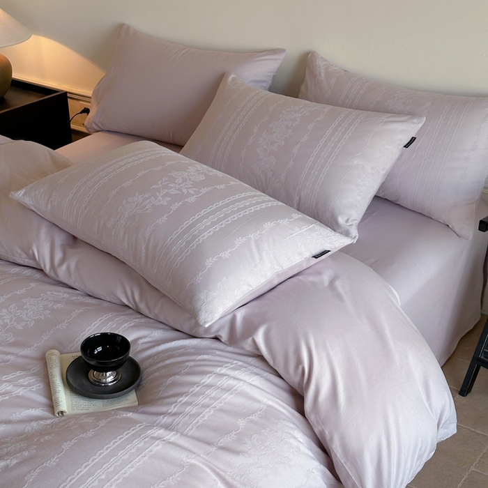 91家纺网 家纺一手货源 找家纺 卧趣家纺 2026新款A类60S贡缎提花全棉四件套 花漾甜心-紫