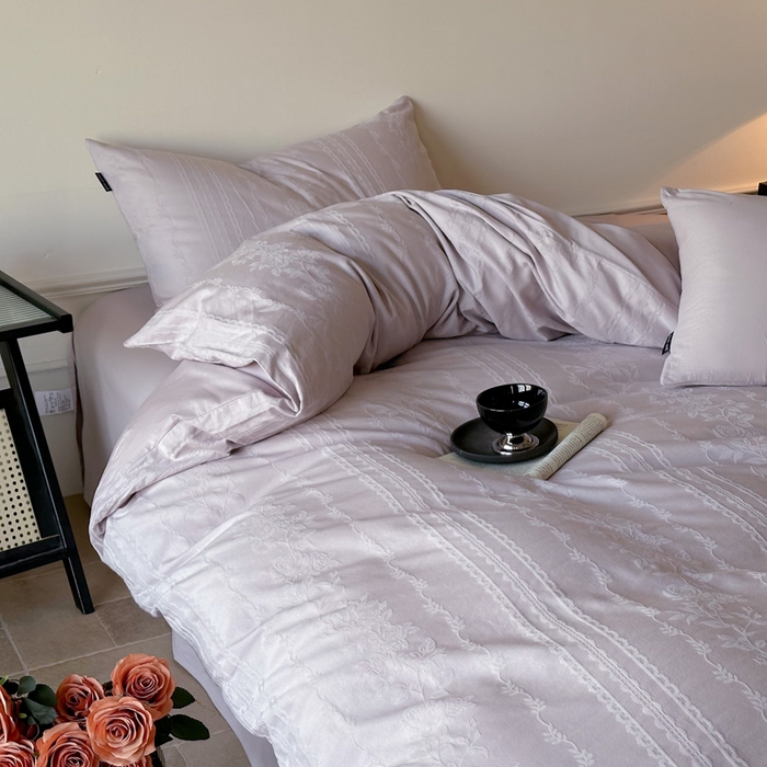 91家纺网 家纺一手货源 找家纺 卧趣家纺 2026新款A类60S贡缎提花全棉四件套 花漾甜心-紫