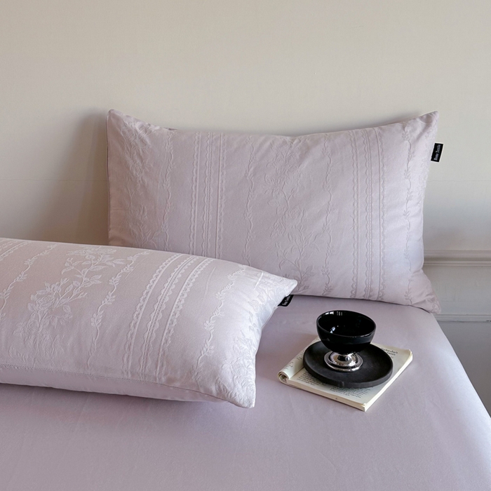 91家纺网 家纺一手货源 找家纺 卧趣家纺 2026新款A类60S贡缎提花全棉四件套 花漾甜心-紫