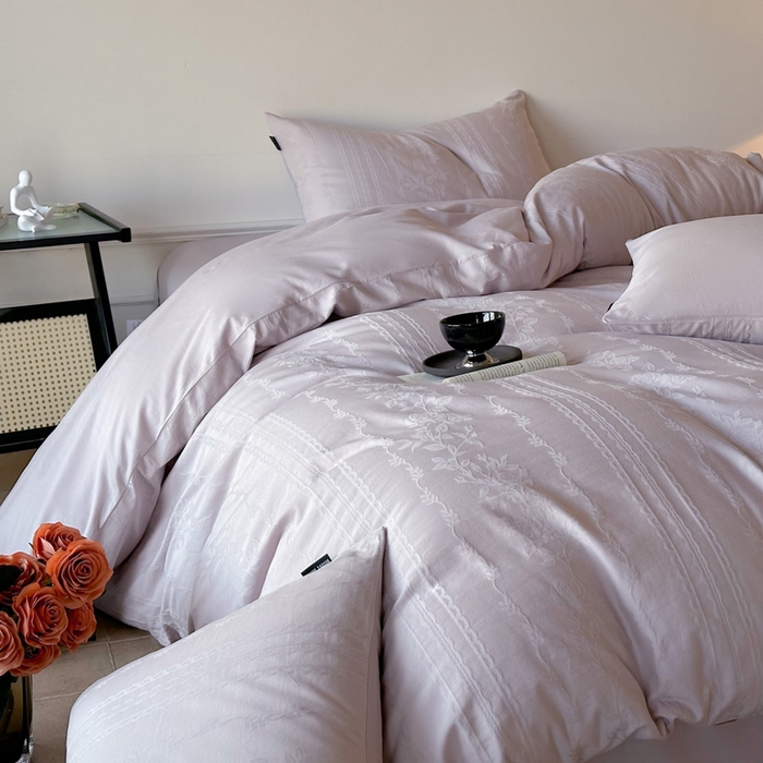 91家纺网 家纺一手货源 找家纺 卧趣家纺 2026新款A类60S贡缎提花全棉四件套 花漾甜心-紫