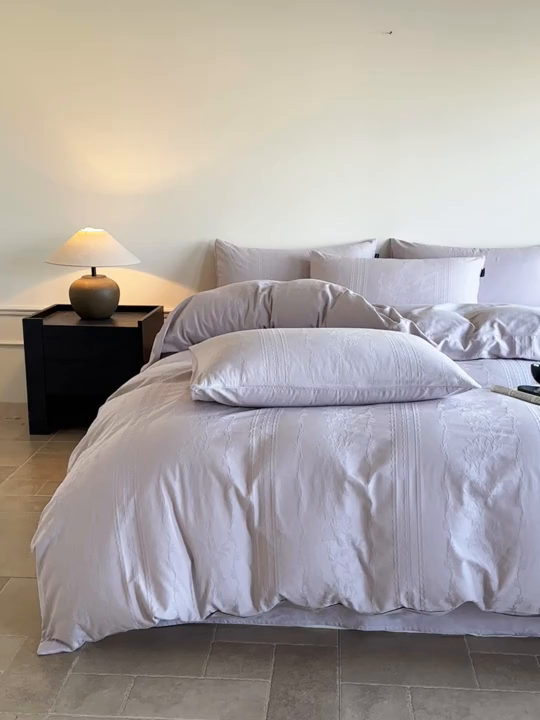 91家纺网 家纺一手货源 找家纺 卧趣家纺 2026新款A类60S贡缎提花全棉四件套 花漾甜心-紫