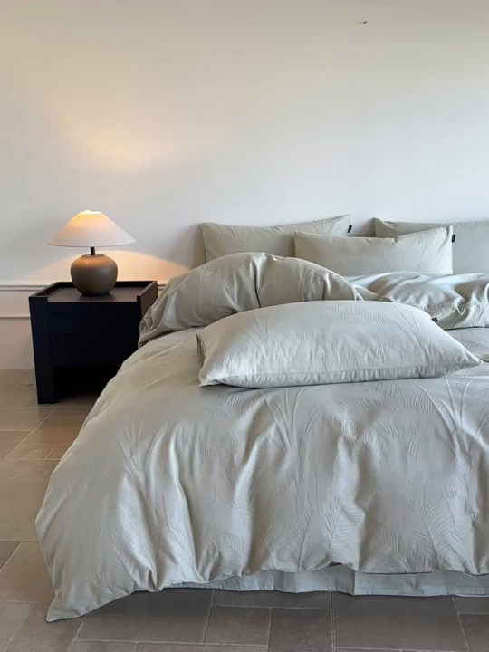 91家纺网 家纺一手货源 找家纺 卧趣家纺 2026新款A类60S贡缎提花全棉四件套 蕉野-奶绿