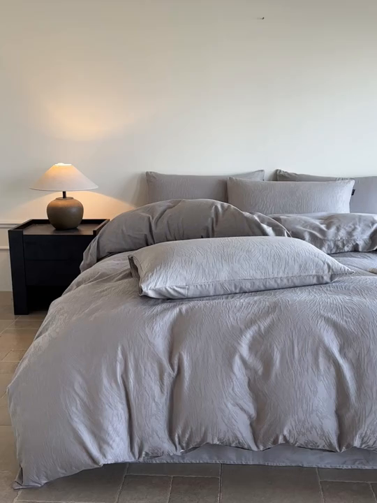 91家纺网 家纺一手货源 找家纺 卧趣家纺 2026新款A类60S贡缎提花全棉四件套 克拉拉-灰