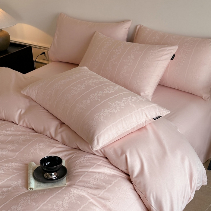 91家纺网 家纺一手货源 找家纺 卧趣家纺 2026新款A类60S贡缎提花全棉四件套 浪漫情缘-粉