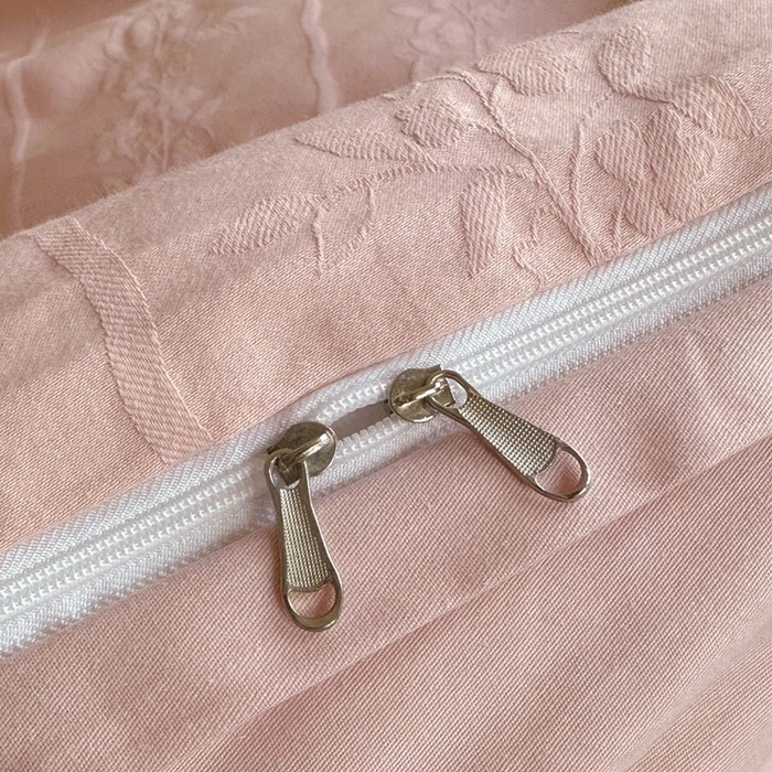 91家纺网 家纺一手货源 找家纺 卧趣家纺 2026新款A类60S贡缎提花全棉四件套 浪漫情缘-粉