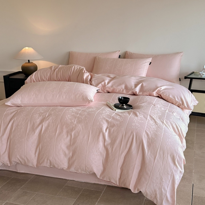 91家纺网 家纺一手货源 找家纺 卧趣家纺 2026新款A类60S贡缎提花全棉四件套 浪漫情缘-粉