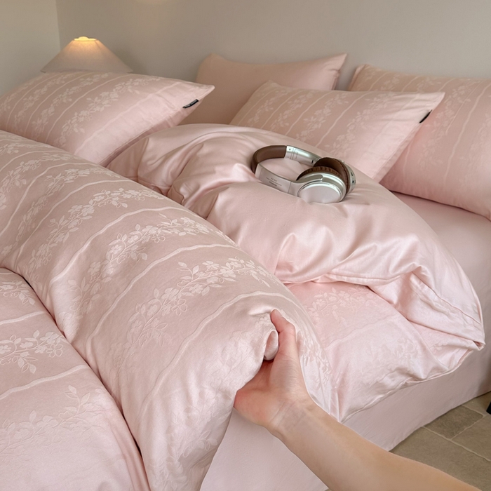 91家纺网 家纺一手货源 找家纺 卧趣家纺 2026新款A类60S贡缎提花全棉四件套 浪漫情缘-粉