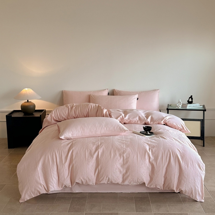 91家纺网 家纺一手货源 找家纺 卧趣家纺 2026新款A类60S贡缎提花全棉四件套 浪漫情缘-粉