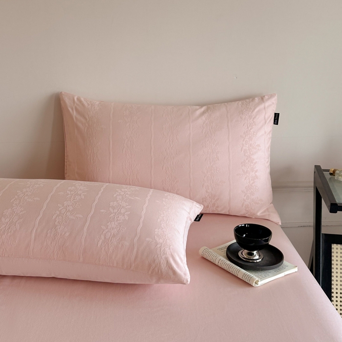 91家纺网 家纺一手货源 找家纺 卧趣家纺 2026新款A类60S贡缎提花全棉四件套 浪漫情缘-粉