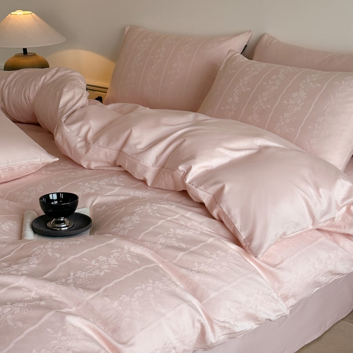 91家纺网 家纺一手货源 找家纺 卧趣家纺 2026新款A类60S贡缎提花全棉四件套 浪漫情缘-粉