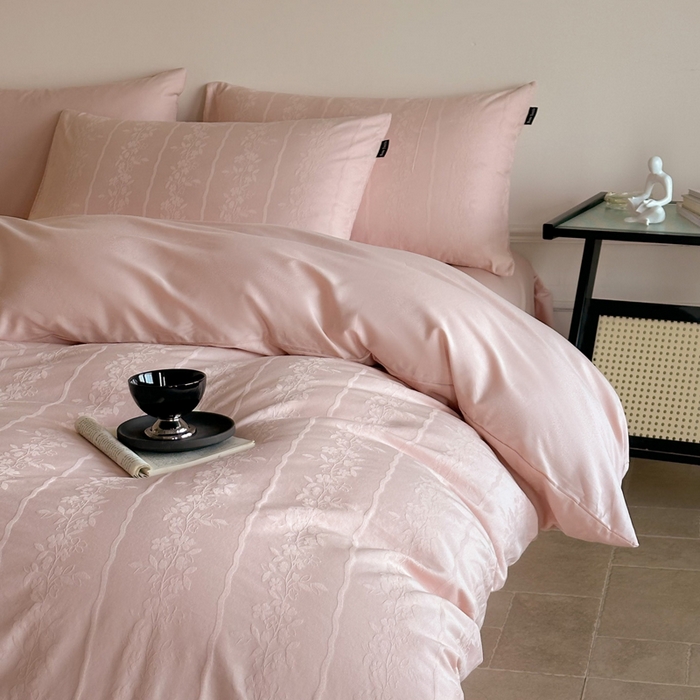 91家纺网 家纺一手货源 找家纺 卧趣家纺 2026新款A类60S贡缎提花全棉四件套 浪漫情缘-粉