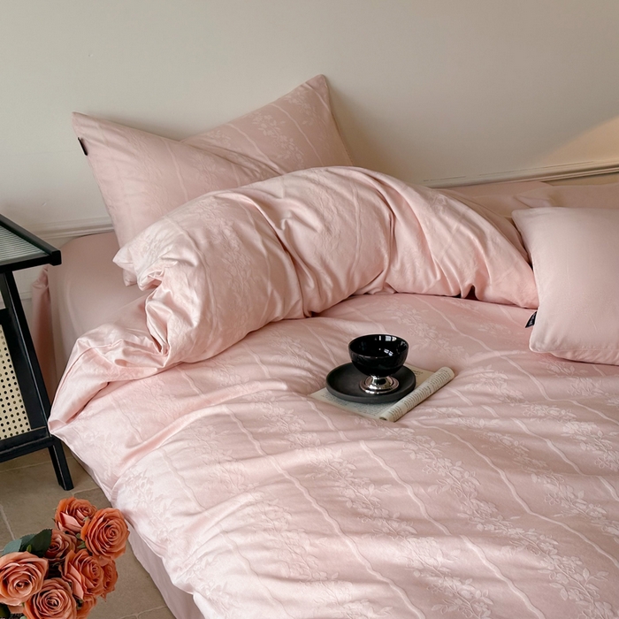 91家纺网 家纺一手货源 找家纺 卧趣家纺 2026新款A类60S贡缎提花全棉四件套 浪漫情缘-粉