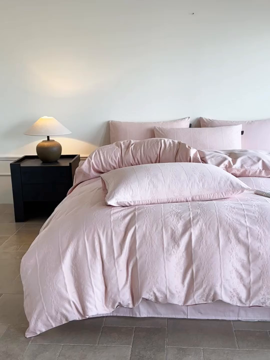 91家纺网 家纺一手货源 找家纺 卧趣家纺 2026新款A类60S贡缎提花全棉四件套 浪漫情缘-粉