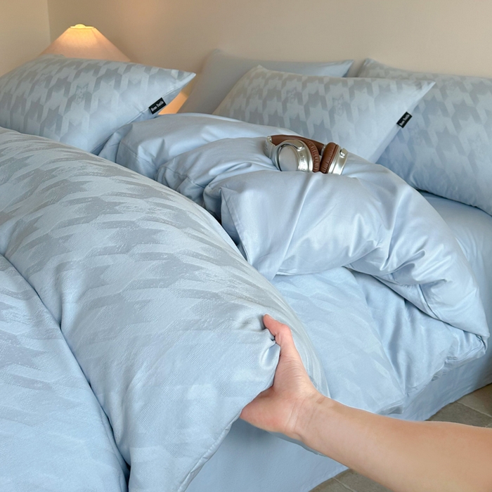 91家纺网 家纺一手货源 找家纺 卧趣家纺 2026新款A类60S贡缎提花全棉四件套 千羽-蓝