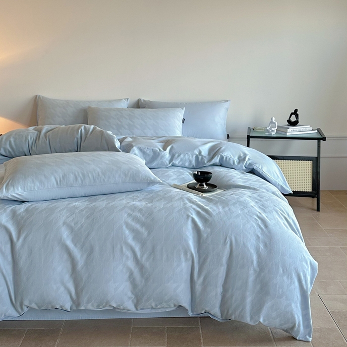 91家纺网 家纺一手货源 找家纺 卧趣家纺 2026新款A类60S贡缎提花全棉四件套 千羽-蓝