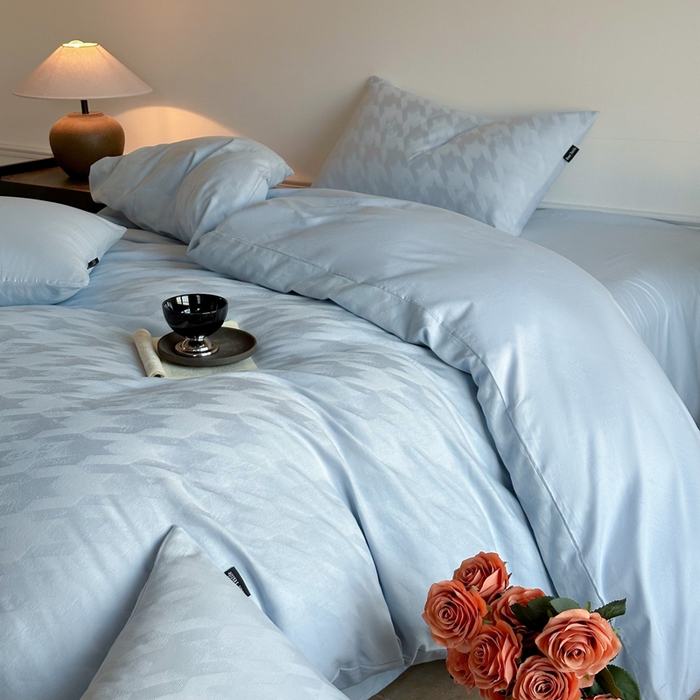 91家纺网 家纺一手货源 找家纺 卧趣家纺 2026新款A类60S贡缎提花全棉四件套 千羽-蓝