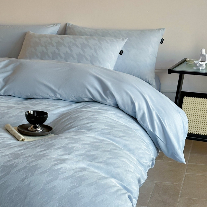 91家纺网 家纺一手货源 找家纺 卧趣家纺 2026新款A类60S贡缎提花全棉四件套 千羽-蓝