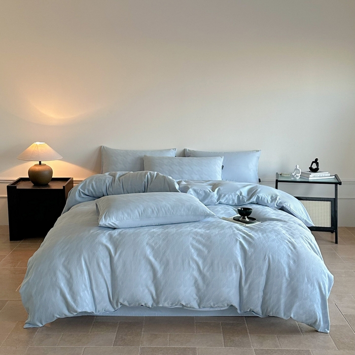 91家纺网 家纺一手货源 找家纺 卧趣家纺 2026新款A类60S贡缎提花全棉四件套 千羽-蓝