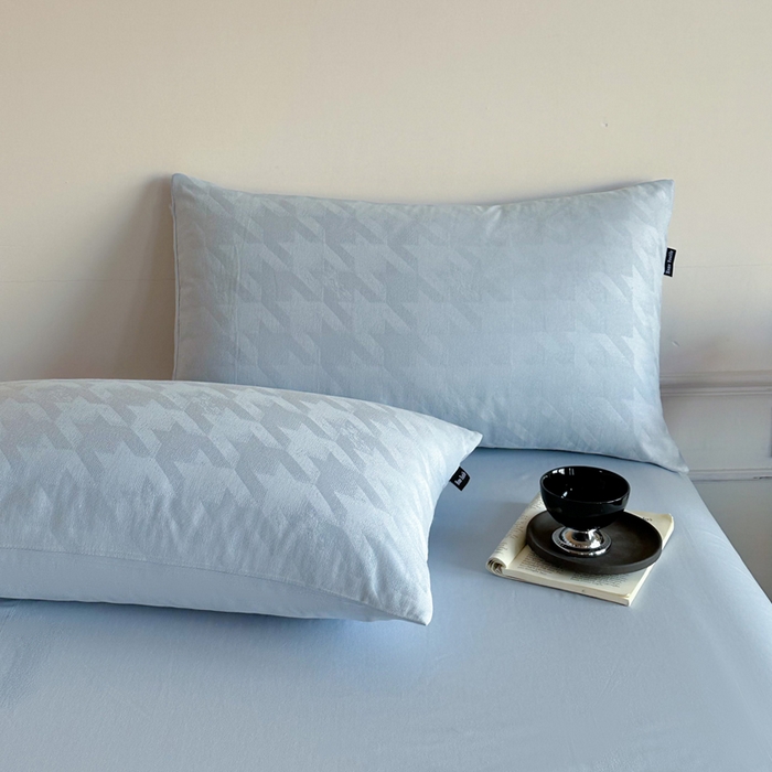 91家纺网 家纺一手货源 找家纺 卧趣家纺 2026新款A类60S贡缎提花全棉四件套 千羽-蓝