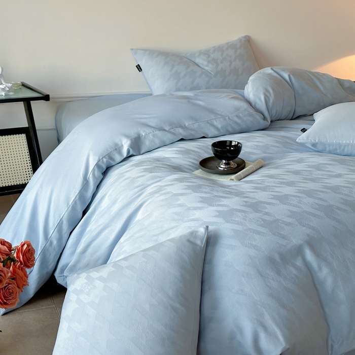 91家纺网 家纺一手货源 找家纺 卧趣家纺 2026新款A类60S贡缎提花全棉四件套 千羽-蓝