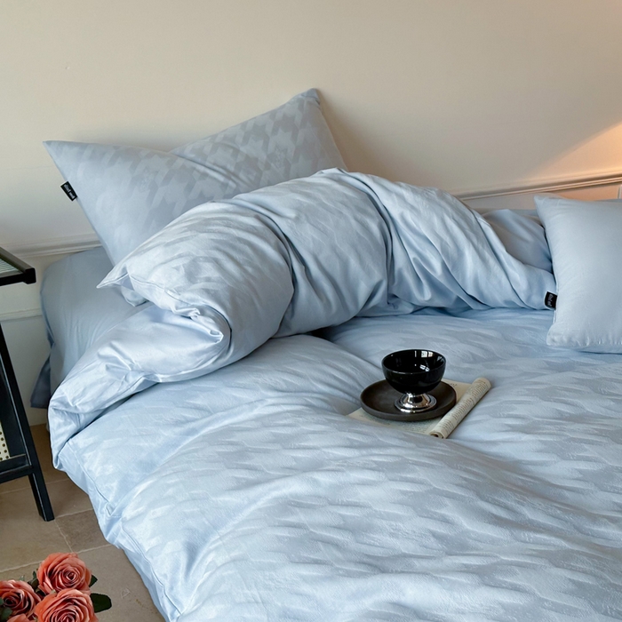 91家纺网 家纺一手货源 找家纺 卧趣家纺 2026新款A类60S贡缎提花全棉四件套 千羽-蓝