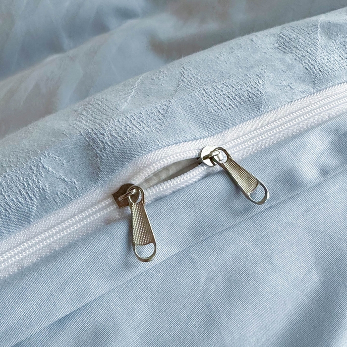 91家纺网 家纺一手货源 找家纺 卧趣家纺 2026新款A类60S贡缎提花全棉四件套 千羽-蓝