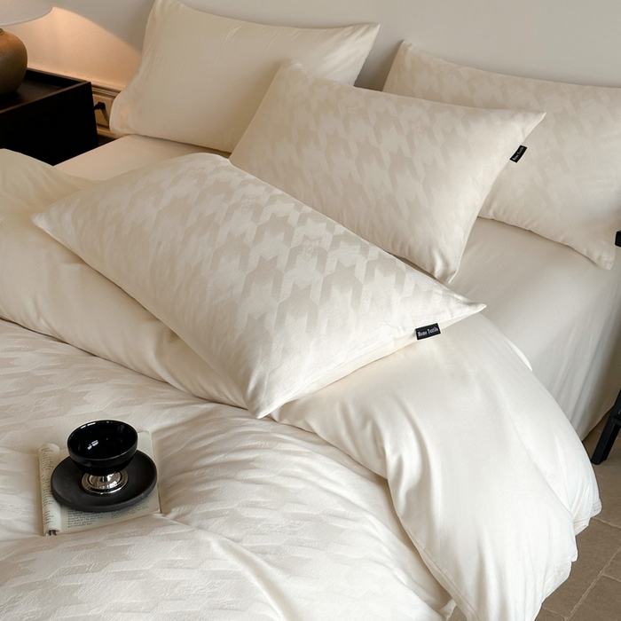 91家纺网 家纺一手货源 找家纺 卧趣家纺 2026新款A类60S贡缎提花全棉四件套 千羽-米