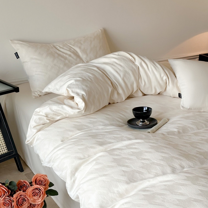 91家纺网 家纺一手货源 找家纺 卧趣家纺 2026新款A类60S贡缎提花全棉四件套 千羽-米