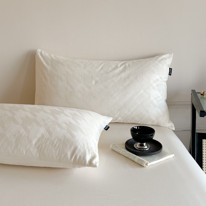 91家纺网 家纺一手货源 找家纺 卧趣家纺 2026新款A类60S贡缎提花全棉四件套 千羽-米