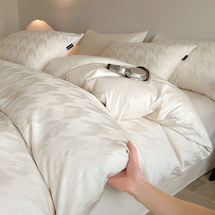 91家纺网 家纺一手货源 找家纺 卧趣家纺 2026新款A类60S贡缎提花全棉四件套 千羽-米