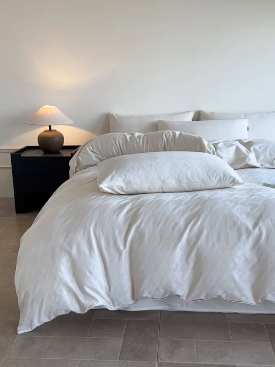 91家纺网 家纺一手货源 找家纺 卧趣家纺 2026新款A类60S贡缎提花全棉四件套 千羽-米